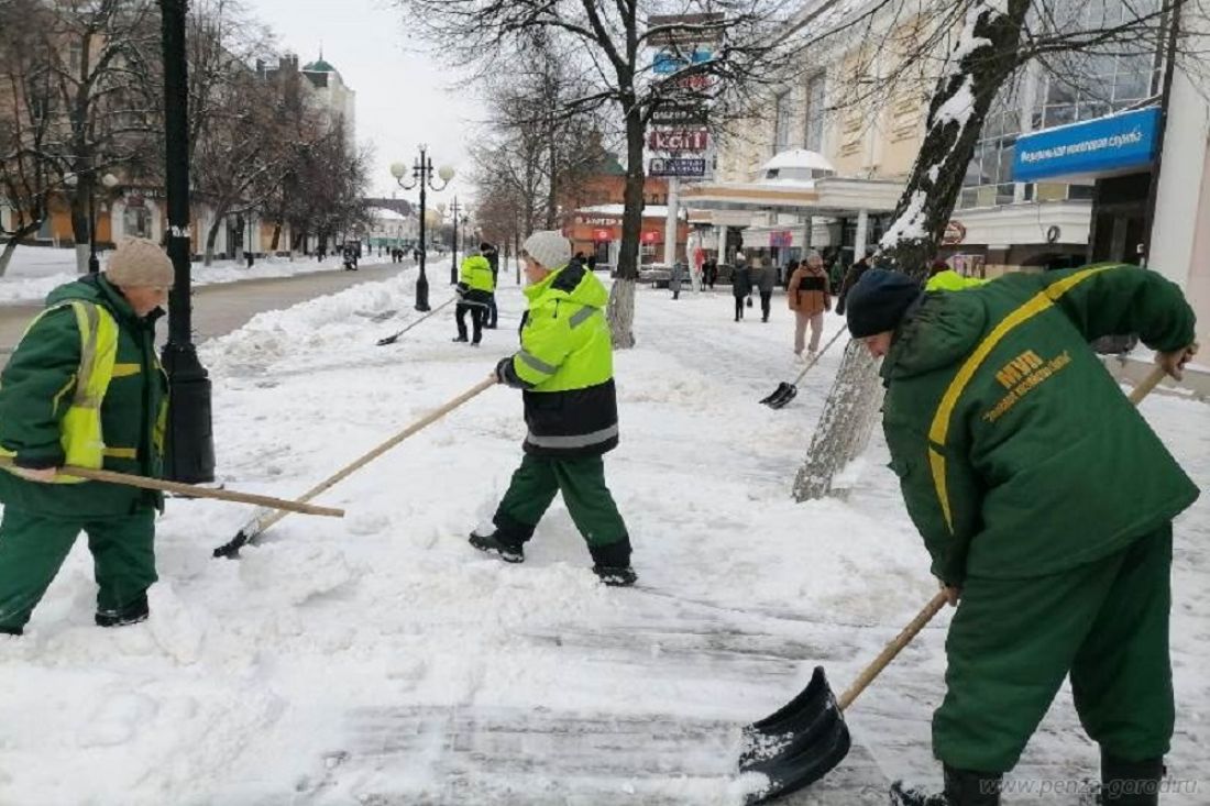 Почти 500 тонн пескосоляной смеси и противогололедных материалов рассыпано на дорогах Пензы за сутки