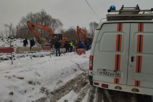Появились фотографии с места падения рабочих в глубокую траншею в Пензе