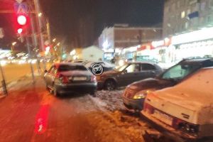 В пензенской Терновке автомобиль вылетел на тротуар, чудом не сбив человека