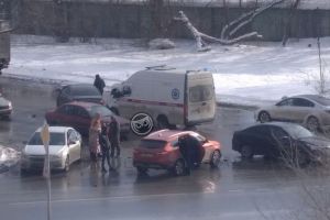 На улицу Калинина в Пензе прибыла «скорая» для оказания помощи участникам аварии
