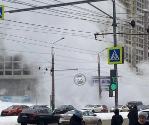 В Пензе на пр. Строителей прорвало трубу с кипятком: сотрудники ГИБДД регулируют движение пешеходов
