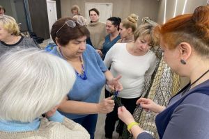 Пензенцев научили плести маскировочные сети