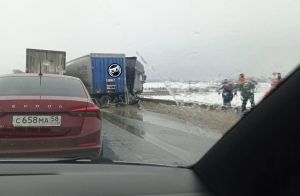 На трассе М-5 под Пензой фура врезалась в отбойник