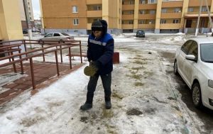 В Пензе проводят работы для безопасного передвижения по скользким улицам