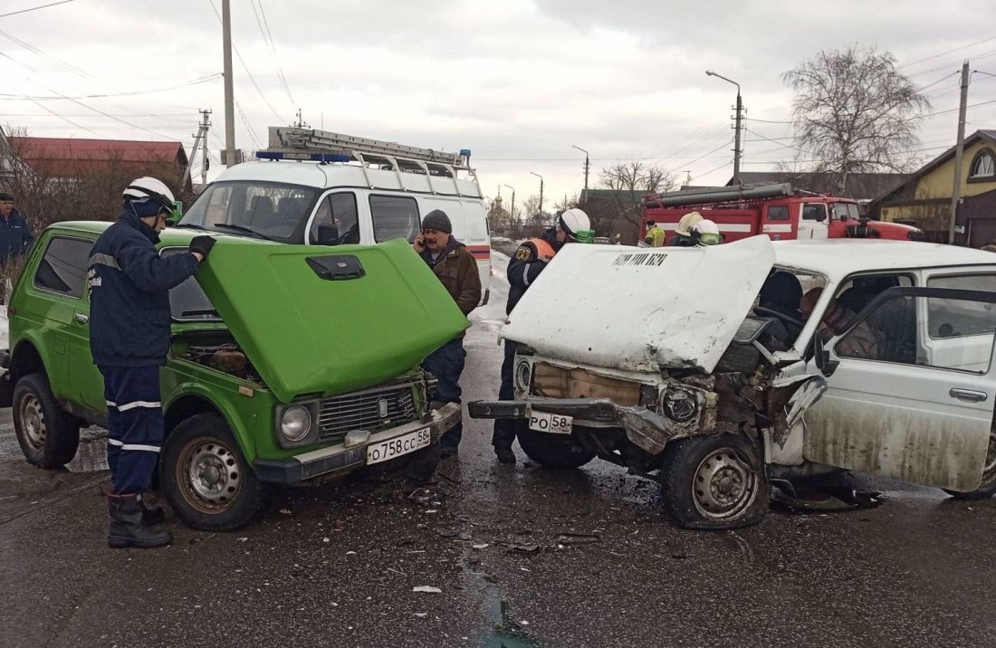 В Пензе спасатели извлекли из машины пострадавшего в ДТП