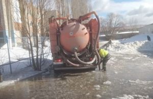 В Пензе в местах подтопления началась откачка талой воды