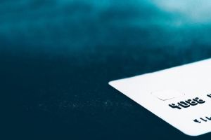 Женщина украла у беспомощного кузнечанина карту, чтобы купить выпивку и еду