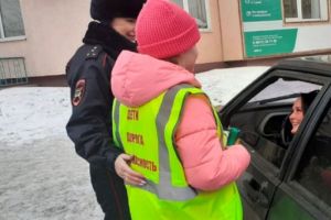 Пензенских автоледи с наступающим праздником поздравили инспекторы ГИБДД