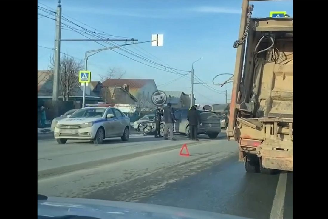 На ул. Карпинского в Пензе попавшие в ДТП машины загородили дорогу