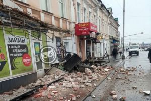 В центре Пензы обрушилась часть стены торгового центра