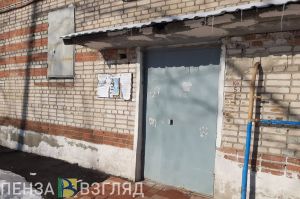 В Пензе двое мужчин пытались спилить отопительные трубы в подъезде