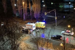 Две машины «скорой помощи» прибыли к месту аварии в Пензе, где сбили пешехода