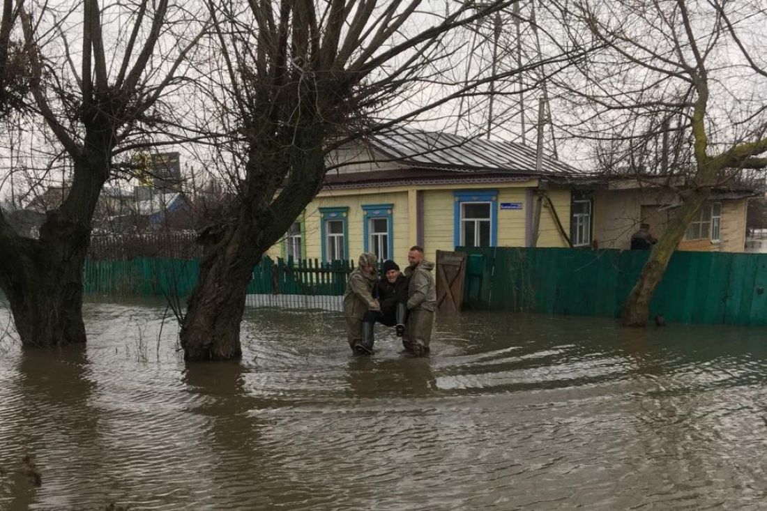 В Пензе спасатели эвакуировали мужчину из подтопленного частного дома