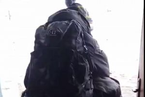 В райцентре Пензенской области из-за подтоплений взрослые несут детей в школу на спине