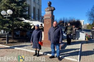 Губернатор Олег Мельниченко отметил заслуги Льва Ермина на открытии его бюста в Пензе
