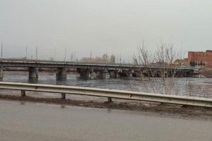 На видео запечатлен невероятно высокий уровень воды у плотины в Пензе