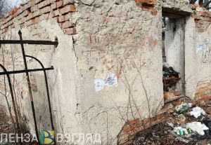 В Сердобске заброшенную постройку превратили в гигантскую мусорку