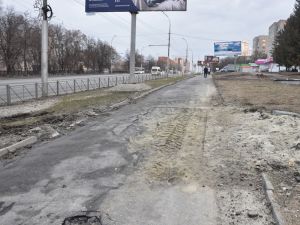 Басенко потребовал заасфальтировать тротуар на проспекте Победы