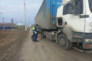 Пензенские автоинспекторы помогли водителю грузовика, у которого спустило шину