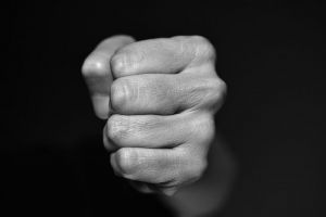 Житель Пензенской области избил родную бабушку и украл орехи, но не сядет в тюрьму