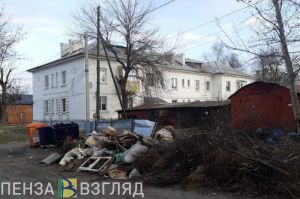 В Сердобске на ул. Первомайской возле мусорной площадки образовалась гора веток и хлама