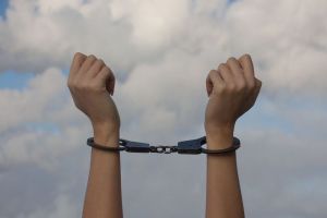 Удары пьяной подруги в Кузнецке привели к смерти 35-летней женщины