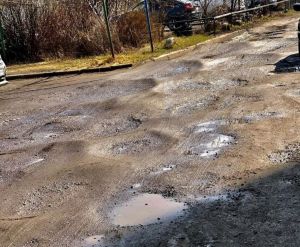 Жители ул. Терновского в Пензе жалуются на разрушенную дорогу