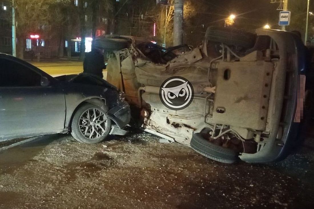 На перекрестке в Пензе опрокинулся и врезался в столб легковой автомобиль