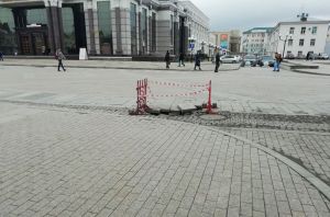 Очередной провал возле пензенского драмтеатра заделают до 1 мая