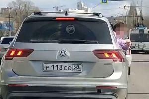 В Пензе сняли видео, как беспечный водитель ехал с высунувшимся из окна ребенком