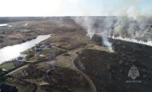 За сутки пензенские пожарные 35 раз выезжали на тушение сухой травы