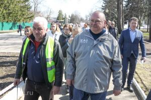 Мельниченко поручил сохранить многовековые деревья парка им. Белинского
