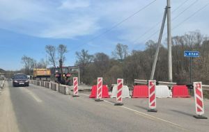 В селе Неверкино ремонтируют мост через реку Илим