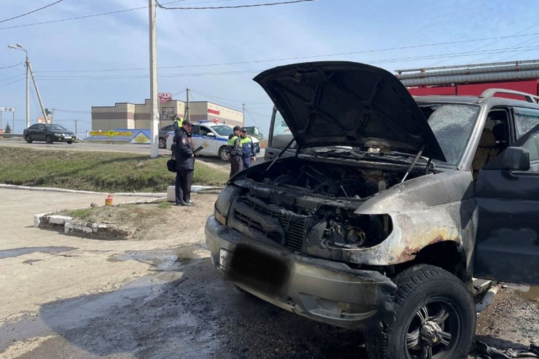 В Пензенской области жена и дочь оттаскивали мужчину от горящего автомобиля