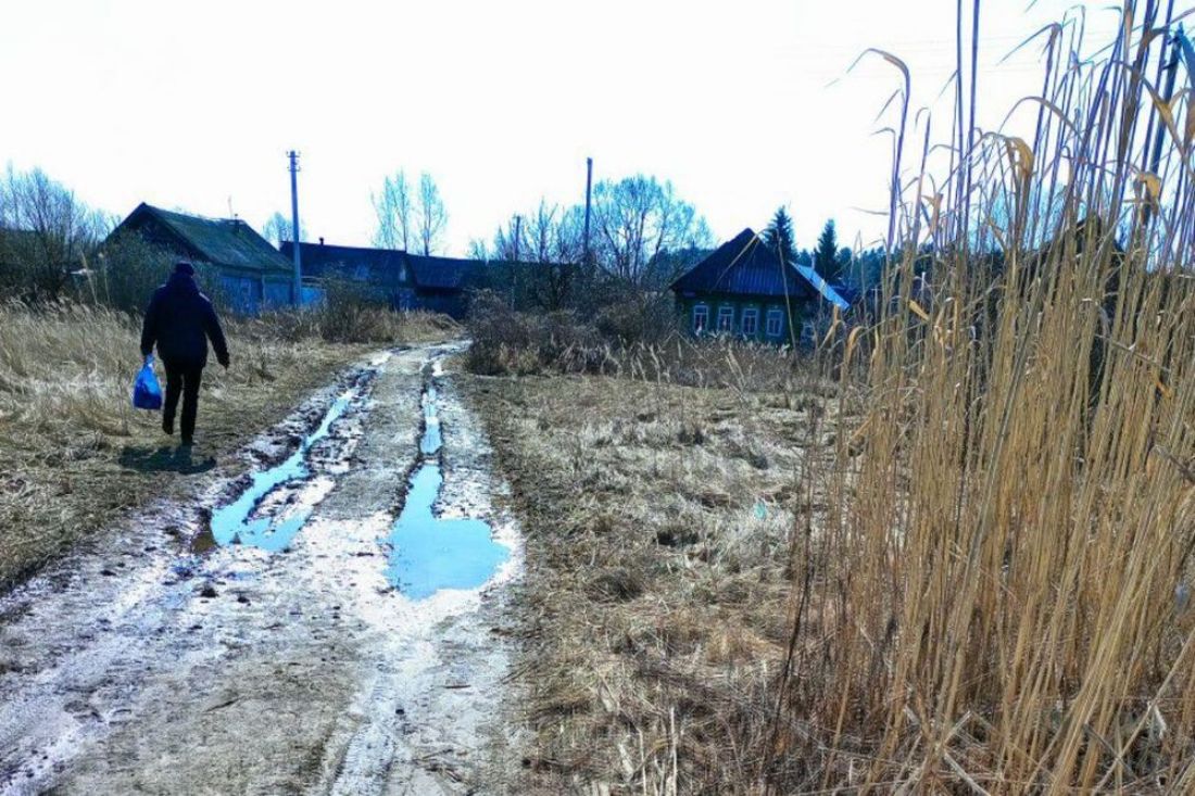 В пензенском поселке из-за плохой дороги в грязи увяз мусоровоз