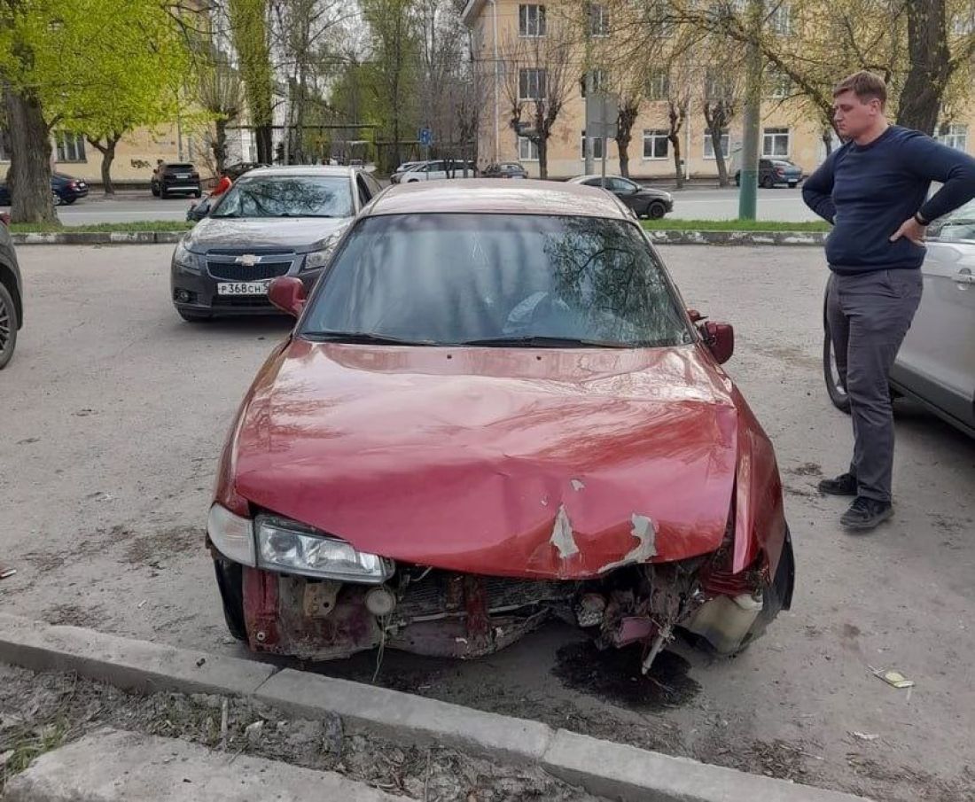 Парковка с разбитыми машинами