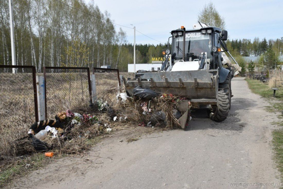В Пензе вывезли более 2000 кубометров мусора с городских кладбищ