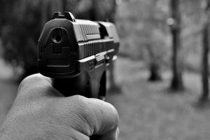 В пензенском кафе мужчина угрожал посетителю пистолетом