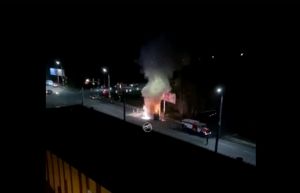 В Пензе на перекрестке улиц Мира и Окружной сгорела иномарка