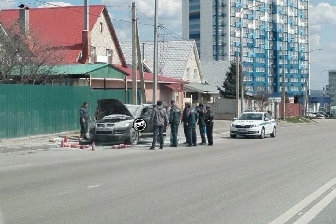 Появилось видео тушения горящей машины на Окружной улице в Пензе