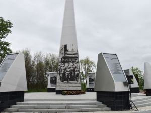 К стеле «Город трудовой доблести» возложили цветы