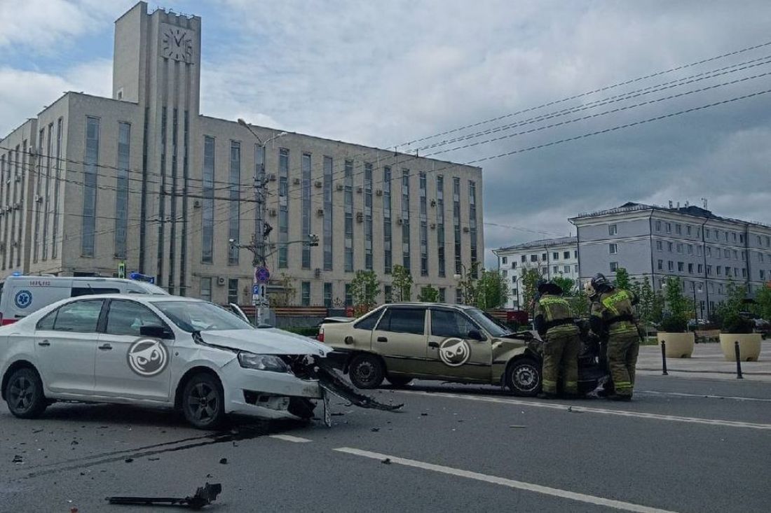 В центре Пензы машины экстренных служб прибыли к месту жесткой аварии