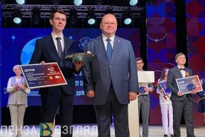 Учителю из Сердобска вручили ключи от машины и денежный приз за победу в конкурсе