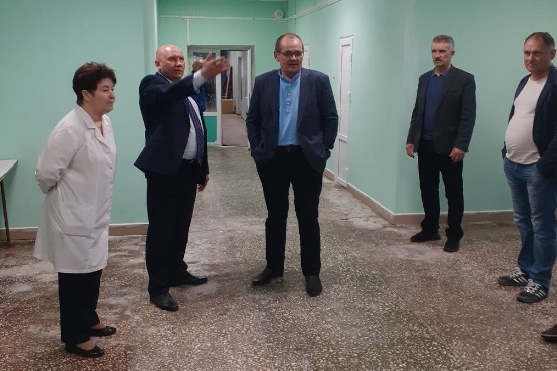 Вячеслав Космачев проверил, как идет ремонт Вадинской участковой больницы