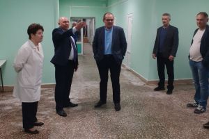 Вячеслав Космачев проверил, как идет ремонт Вадинской участковой больницы