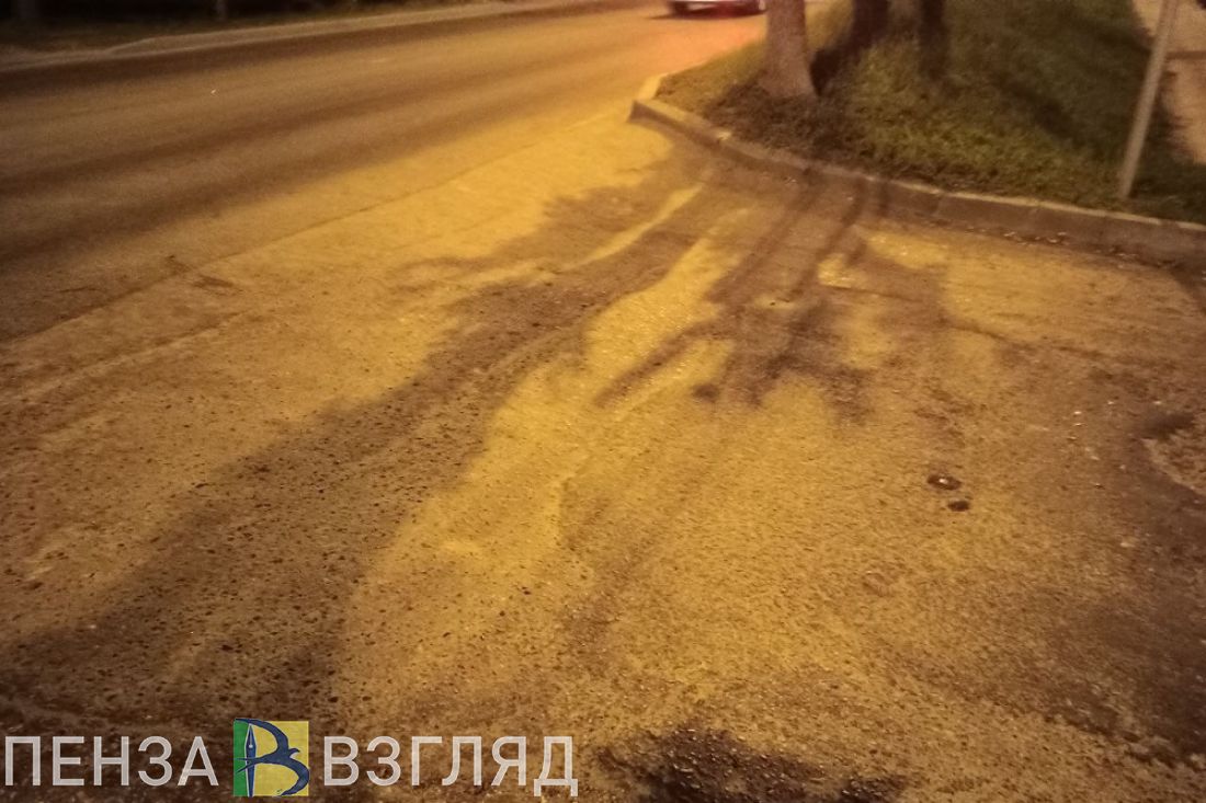 В Пензе заделали 20-сантиметровую яму на улице Пушкина