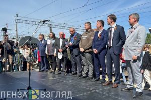 Глава города Александр Басенко встретил «Паровоз Победы» вместе с пензенцами