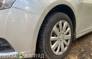 В Кузнецком районе автомобиль перевернулся и остановился в метре от дома