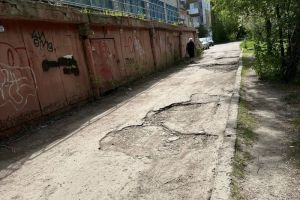 Пензенцы жалуются на состояние дорожного полотна рядом с детской площадкой