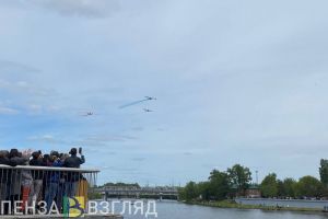 На набережной Суры в Пензе зрители увидели воздушный парад